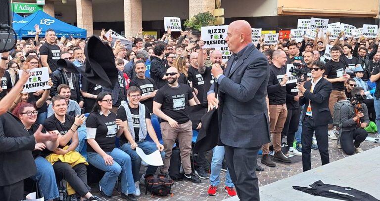 Sul palco de “La Zanzara” in piazza Cesare Battisti. Trento, maggio 2025