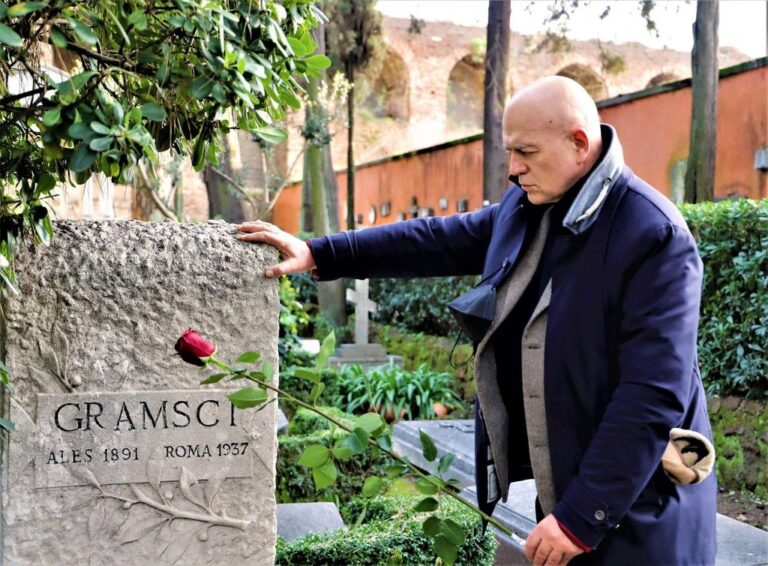Sulla tomba di Antonio Gramsci, Cimitero acattolico. Roma 2010
